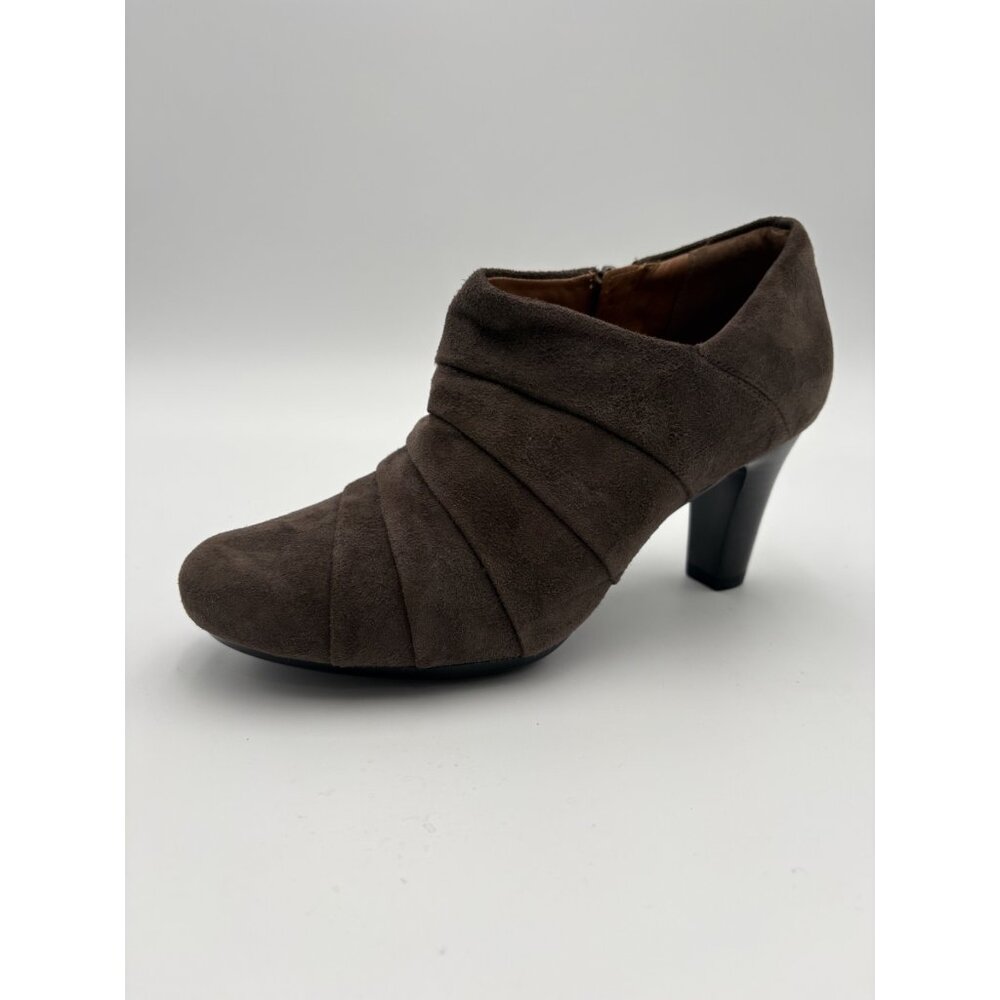 Womens 6.5 Clarks Artisan Brown Suede Heeled Ankle Bootie Side Zip LEFT ONLY